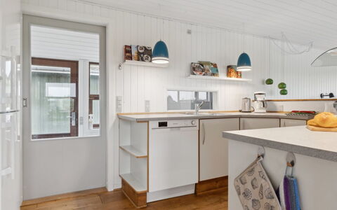 Jobst - 150M from the Sea: Flooring, Hout, Interieur Ontwerp, Keuken, Countertop, Plafond, Verdieping, Meubilair, Cabinetry, Kamer