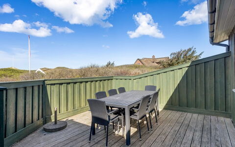 Jobst - 150M from the Sea: Hout, Plank, Hardwood, Dek, Veranda, Houten Vloer, Beits, Hek, Schaduw, Eco Hotel