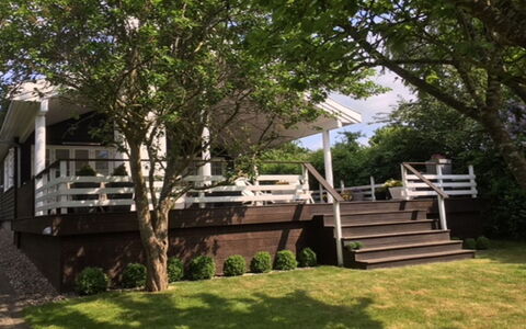 Amine - 700M from the Sea: Hout, Schaduw, Hardwood, Veranda, Tuin, Gazon, Beits, Trap, Dek, Werf