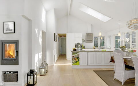 Amine - 700M from the Sea: Flooring, Interieur Ontwerp, Plafond, Meubilair, Verdieping, Houten Vloer, Huis, Lichte Inrichting, Kamer, Woonkamer