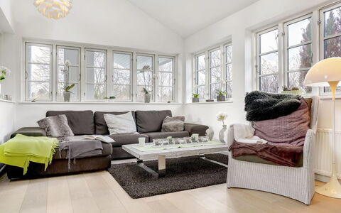 Amine - 700M from the Sea: Meubilair, Interieur Ontwerp, Bankstel, Flooring, Verdieping, Woonkamer, Hout, Houten Vloer, Huis, Appartement