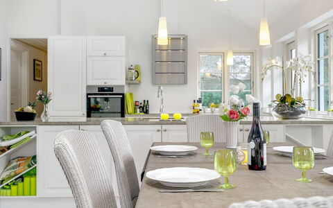 Amine - 700M from the Sea: Meubilair, Interieur Ontwerp, Keuken, Lichte Inrichting, Flooring, Huis, Plafond, Countertop, Verlichting, Stoel