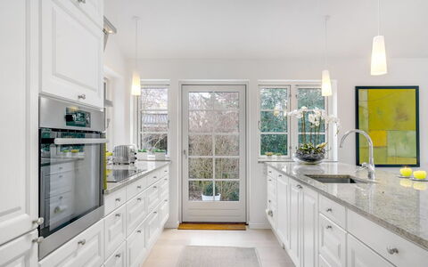 Amine - 700M from the Sea: Keuken, Interieur Ontwerp, Countertop, Flooring, Verdieping, Hout, Meubilair, Plafond, Cabinetry, Verlichting