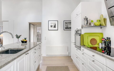 Amine - 700M from the Sea: Keuken, Countertop, Toestel Van De Keuken, Cabinetry, Interieur Ontwerp, Flooring, Meubilair, Major Appliance, Verdieping, Lade