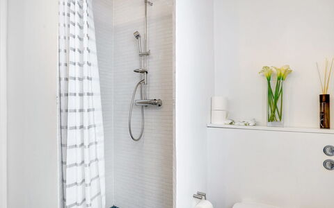 Amine - 700M from the Sea: Badkamer, Muur, Flooring, Interieur Ontwerp, Verdieping, Loodgieterswerkinrichting, Toilet, Loodgieter, Kamer, Huis