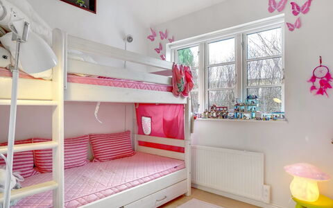 Amine - 700M from the Sea: Meubilair, Interieur Ontwerp, Stapelbed, Slaapkamer, Bed, Huis, Textiel, Verdieping, Kamer, Flooring