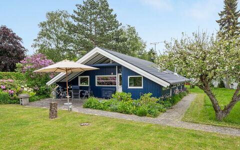 Begitta - 350M from the Sea: Hout, Dak, Architectuur, Huis, Huis, Verblijf, Siding, Hardwood, Helling, Landgoed