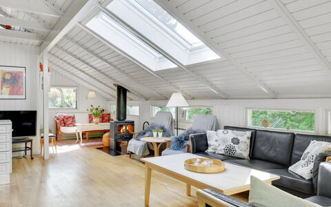 Begitta - 350M from the Sea: Hout, Dak, Architectuur, Huis, Huis, Verblijf, Siding, Hardwood, Helling, Landgoed