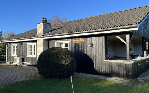 Annegret - 250M from the Sea: Gras, Huis, Dak, Huis, Verblijf, Struik, Land Lot, Landelijk Gebied, Boerderij, Groundcover