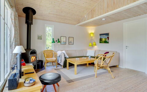 Mile - 260M from the Sea: Huis, Huis, Deur, Dak, Verblijf, Landgoed, Tuin, Schaduw, Siding, Werf