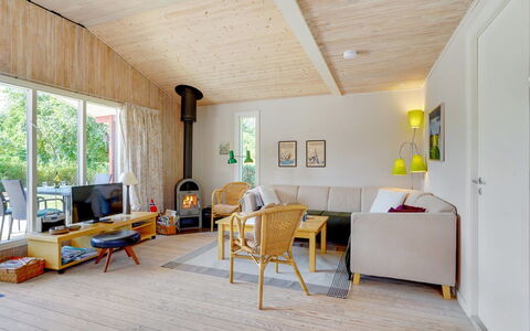 Mile - 260M from the Sea: Huis, Huis, Deur, Dak, Verblijf, Landgoed, Tuin, Schaduw, Siding, Werf
