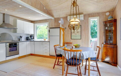 Mile - 260M from the Sea: Huis, Huis, Deur, Dak, Verblijf, Landgoed, Tuin, Schaduw, Siding, Werf