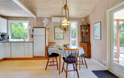 Mile - 260M from the Sea: Huis, Huis, Deur, Dak, Verblijf, Landgoed, Tuin, Schaduw, Siding, Werf