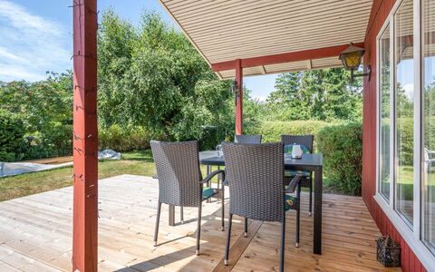 Mile - 260M from the Sea: Huis, Huis, Deur, Dak, Verblijf, Landgoed, Tuin, Schaduw, Siding, Werf