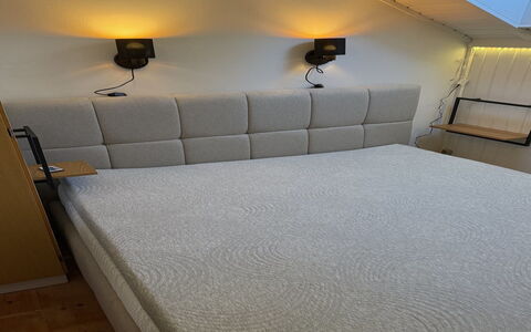 Analine - 1Km from the Sea: Flooring, Slaapkamer, Bedding, Bed, Bed Frame, Linens, Laken, Hardwood, Matras, Houten Vloer