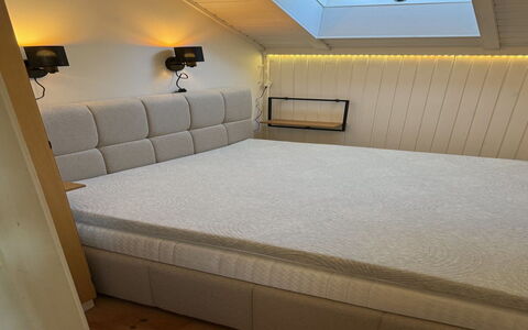 Analine - 1Km from the Sea: Flooring, Slaapkamer, Bedding, Bed, Bed Frame, Linens, Laken, Hardwood, Matras, Houten Vloer