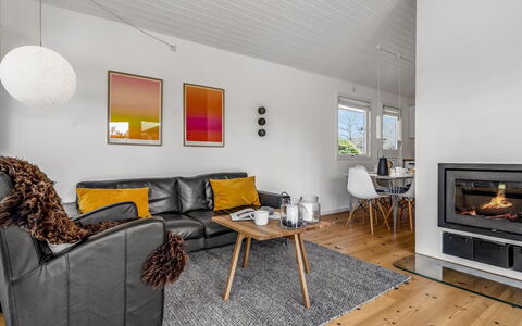 Allaine - 500M from the Sea: Hout, Flooring, Bankstel, Interieur Ontwerp, Woonkamer, Houten Vloer, Huis, Verdieping, Meubilair, Kamer