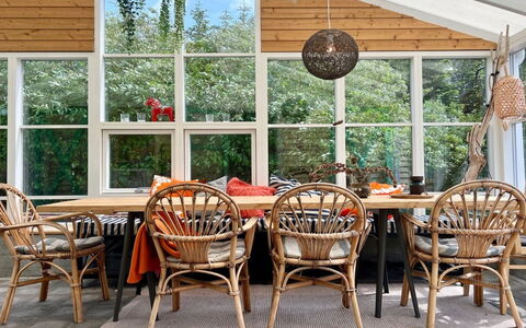 Kiris - 800M from the Sea: Flooring, Muur, Verdieping, Interieur Ontwerp, Hout, Plafond, Houten Vloer, Verlichting, Meubilair, Laminaatvloer
