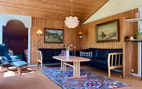 Kiris - 800M from the Sea: Flooring, Muur, Verdieping, Interieur Ontwerp, Hout, Plafond, Houten Vloer, Verlichting, Meubilair, Laminaatvloer