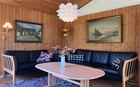Kiris - 800M from the Sea: Flooring, Muur, Verdieping, Interieur Ontwerp, Hout, Plafond, Houten Vloer, Verlichting, Meubilair, Laminaatvloer