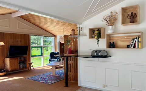 Kiris - 800M from the Sea: Flooring, Muur, Verdieping, Interieur Ontwerp, Hout, Plafond, Houten Vloer, Verlichting, Meubilair, Laminaatvloer