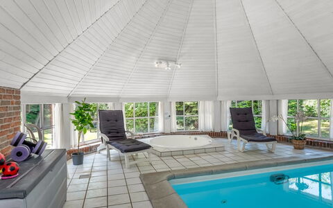 Pauna - 50M from the Sea: Plafond, Interieur Ontwerp, Verdieping, Toevlucht, Zwembad, Schaduw, Glas, Landgoed, Stoel, Ontwerp