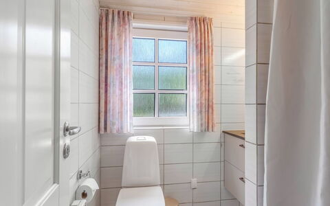 Pauna - 50M from the Sea: Loodgieterswerkinrichting, Flooring, Badkamer, Verdieping, Interieur Ontwerp, Plafond, Toilet, Loodgieter, Kraan, Wastafel