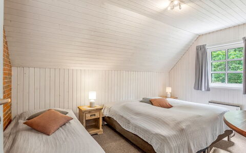Pauna - 50M from the Sea: Bed, Slaapkamer, Hout, Laken, Interieur Ontwerp, Bedding, Plafond, Verdieping, Flooring, Meubilair
