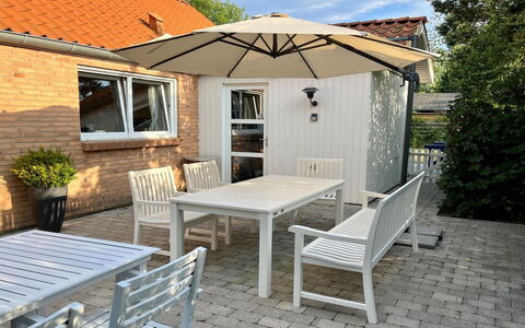 Marjukka - 10M from the Sea: Struik, Stedelijk Ontwerp, Groundcover, Steen, Appartement, Landgoed, Metselwerk, Balkon, Landscaping