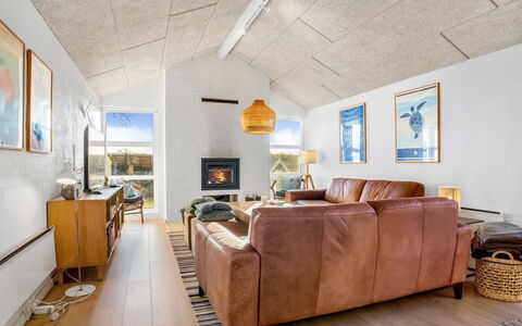 Marjukka - 10M from the Sea: Plafond, Stoel, Woonkamer, Hardwood, Bankstel, Beits, Lichte Inrichting, Daylighting, Straal