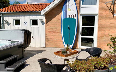 Marjukka - 10M from the Sea: Struik, Stedelijk Ontwerp, Groundcover, Steen, Appartement, Landgoed, Metselwerk, Balkon, Landscaping