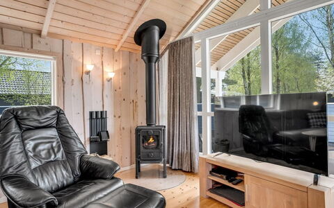 Alger - 800M from the Sea: Hout, Meubilair, Flooring, Interieur Ontwerp, Verdieping, Verlichting, Houten Vloer, Woonkamer, Huishoudapparatuur, Houtkachel