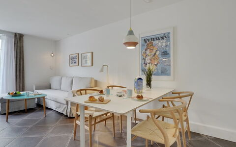 Bertte - 100M from the Sea: Dak, Huis, Land Lot, Huis, Verblijf, Landgoed, Garden Gebouwen, Schaduw, Blokhut, Landscaping