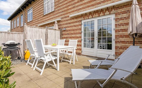 Bertte - 100M from the Sea: Dak, Huis, Land Lot, Huis, Verblijf, Landgoed, Garden Gebouwen, Schaduw, Blokhut, Landscaping