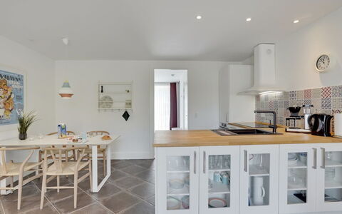 Bertte - 100M from the Sea: Dak, Huis, Land Lot, Huis, Verblijf, Landgoed, Garden Gebouwen, Schaduw, Blokhut, Landscaping