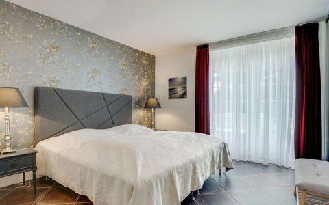 Bertte - 100M from the Sea: Dak, Huis, Land Lot, Huis, Verblijf, Landgoed, Garden Gebouwen, Schaduw, Blokhut, Landscaping
