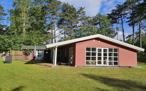 Borica - 100M from the Sea: Gebouw, Huis, Venster, Huis, Dak, Woongebied, Struik, Verblijf, Land Lot