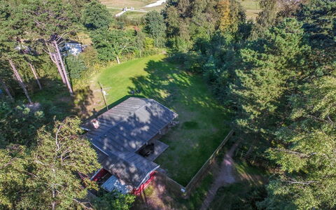 Borica - 100M from the Sea: Gebouw, Huis, Venster, Huis, Dak, Woongebied, Struik, Verblijf, Land Lot
