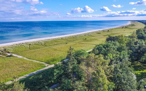 Borica - 100M from the Sea: Gebouw, Huis, Venster, Huis, Dak, Woongebied, Struik, Verblijf, Land Lot