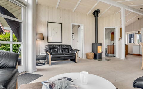 Birtir - 1.2Km from the Sea: Gras, Huis, Dak, Huis, Verblijf, Struik, Land Lot, Landelijk Gebied, Boerderij, Groundcover