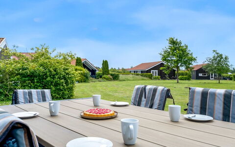 Birtir - 1.2Km from the Sea: Gras, Huis, Dak, Huis, Verblijf, Struik, Land Lot, Landelijk Gebied, Boerderij, Groundcover