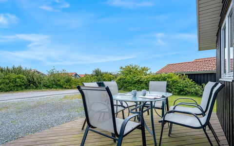Birtir - 1.2Km from the Sea: Gras, Huis, Dak, Huis, Verblijf, Struik, Land Lot, Landelijk Gebied, Boerderij, Groundcover