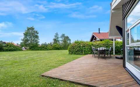 Birtir - 1.2Km from the Sea: Gras, Huis, Dak, Huis, Verblijf, Struik, Land Lot, Landelijk Gebied, Boerderij, Groundcover
