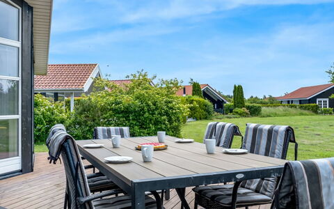 Birtir - 1.2Km from the Sea: Gras, Huis, Dak, Huis, Verblijf, Struik, Land Lot, Landelijk Gebied, Boerderij, Groundcover