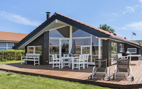 Godtfrede - 950M from the Sea: Zwembad, Buitenmeubels, Meubilair, Toevlucht, Flagstone, Eco Hotel, Schaduw, Stoel, Vrije Tijd, Landgoed