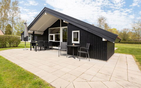 Uolevi - 200M from the Sea: Flooring, Muur, Verdieping, Interieur Ontwerp, Hout, Plafond, Houten Vloer, Verlichting, Meubilair, Laminaatvloer