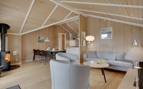 Uolevi - 200M from the Sea: Flooring, Muur, Verdieping, Interieur Ontwerp, Hout, Plafond, Houten Vloer, Verlichting, Meubilair, Laminaatvloer