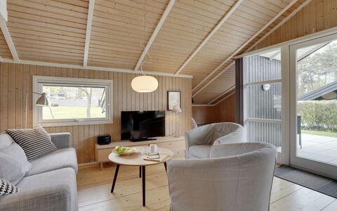 Uolevi - 200M from the Sea: Flooring, Muur, Verdieping, Interieur Ontwerp, Hout, Plafond, Houten Vloer, Verlichting, Meubilair, Laminaatvloer