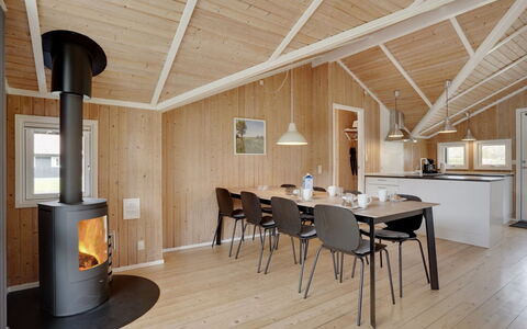 Uolevi - 200M from the Sea: Flooring, Muur, Verdieping, Interieur Ontwerp, Hout, Plafond, Houten Vloer, Verlichting, Meubilair, Laminaatvloer