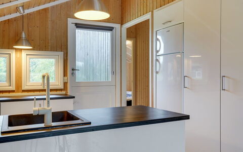 Uolevi - 200M from the Sea: Flooring, Muur, Verdieping, Interieur Ontwerp, Hout, Plafond, Houten Vloer, Verlichting, Meubilair, Laminaatvloer
